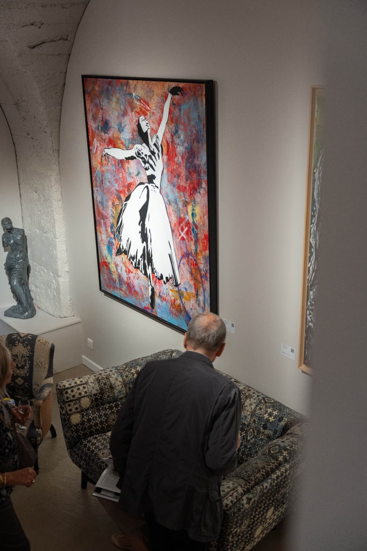 Installation dans la cave de la galerie avec une oeuvre de Blek le rat