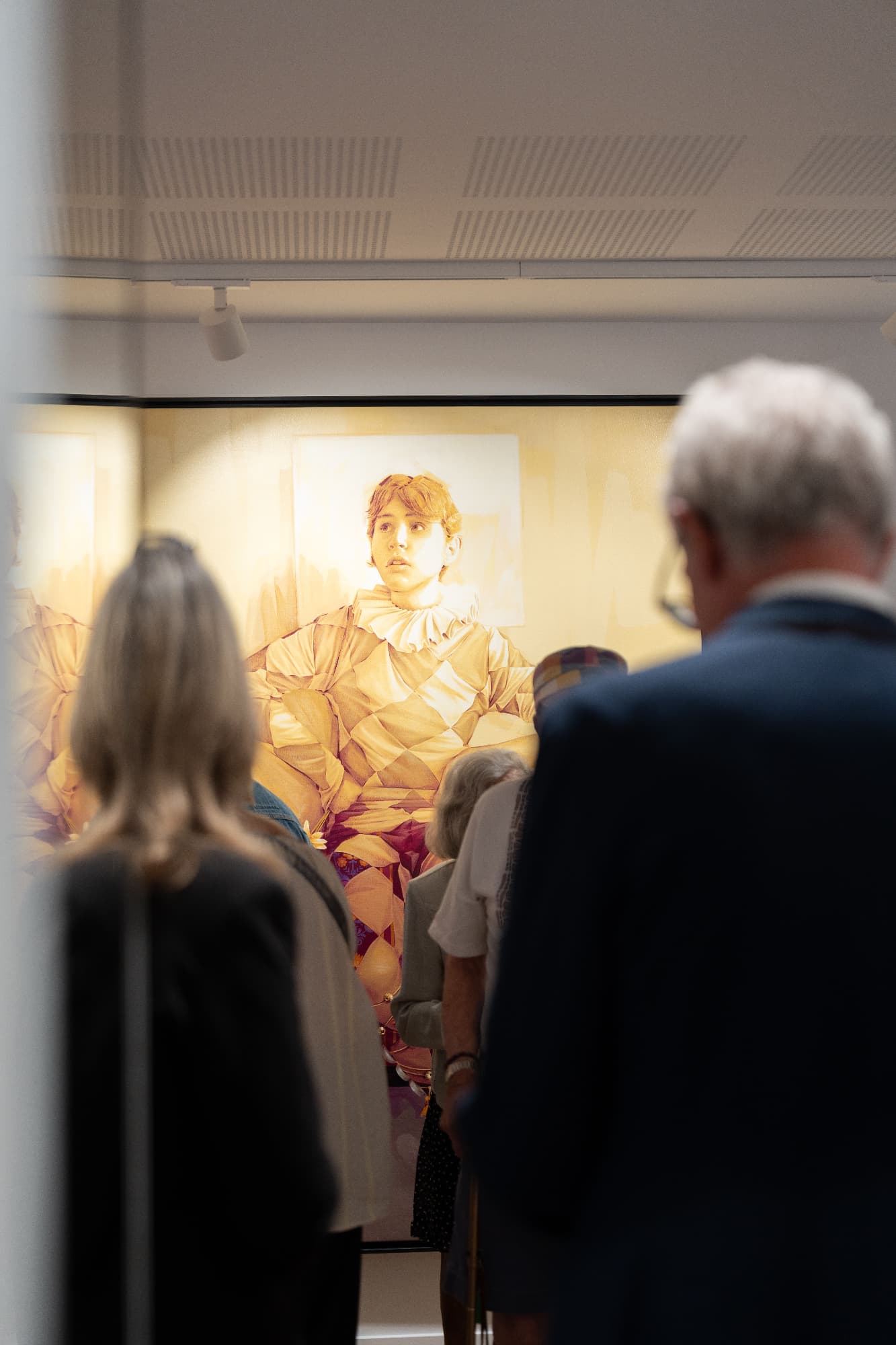 Soir de vernissage devant une oeuvre de Inti
