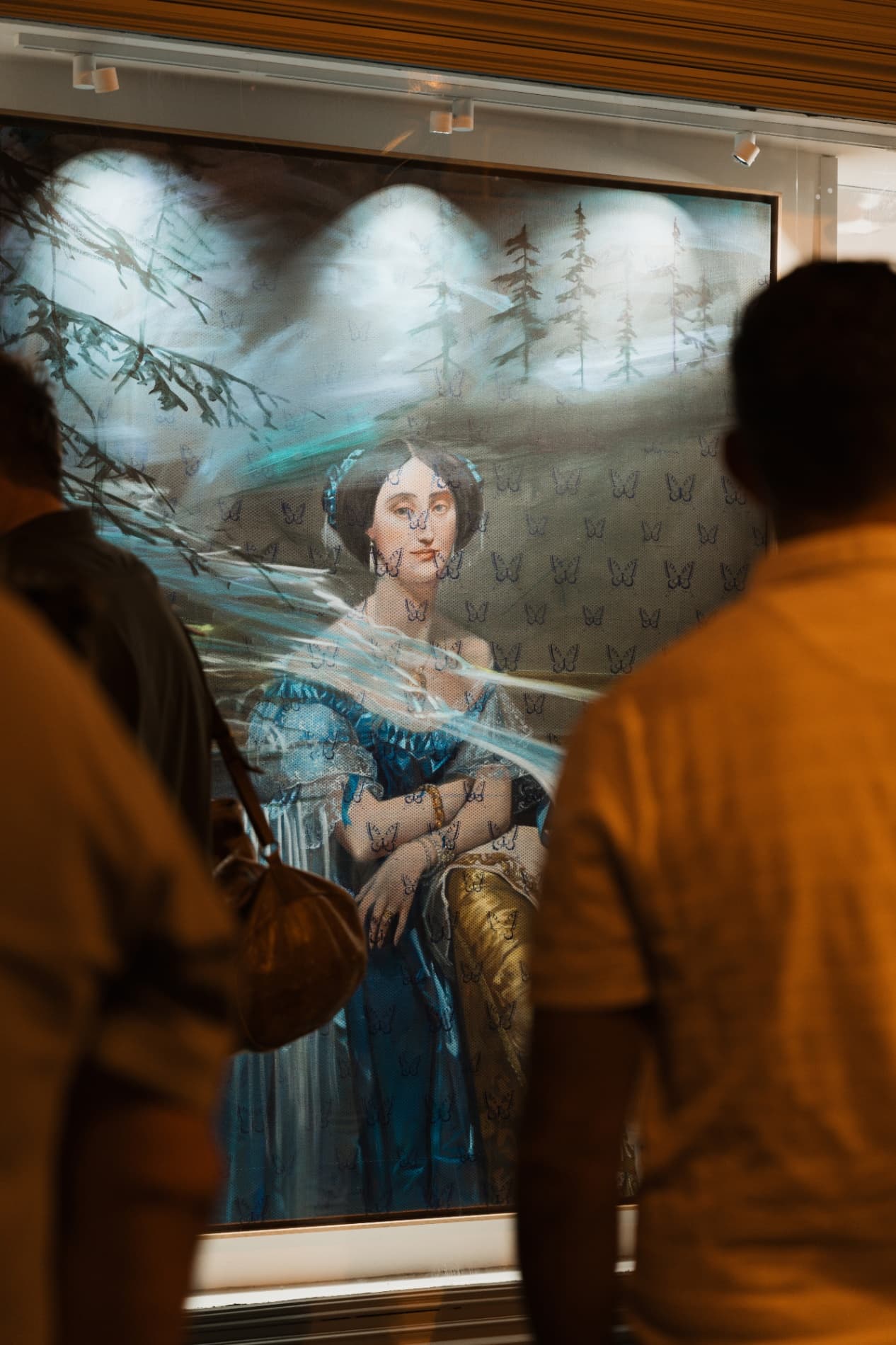 Client devant la vitrine de la galerie avec une oeuvre d'Olivier Masmonteil